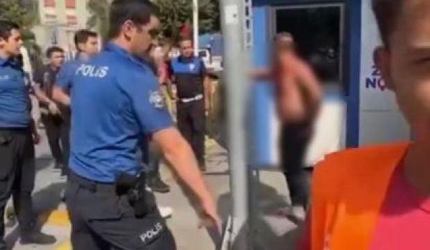Esenler&rsquo;de kendini yaralayıp bı&ccedil;akla polislerin &uuml;zerine y&uuml;r&uuml;yen ş&uuml;pheli kamerada