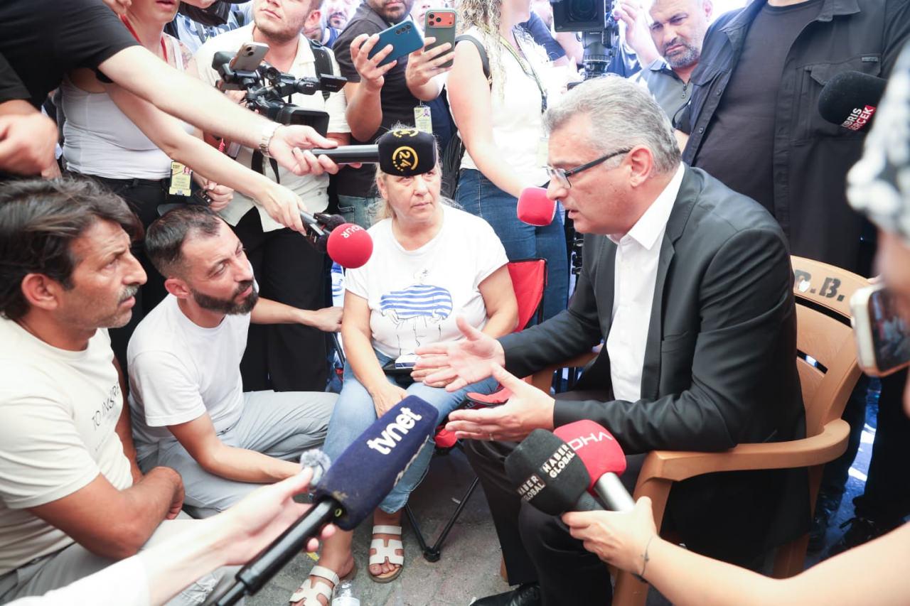 Kuzey Kıbrıs Türk Cumhuriyeti (KKTC) Cumhurbaşkanı Tufan Erhürman, Girne açıklarında meydana gelen gemi faciası sonrası Girne Limanı'nda bekleyen ailelerle görüştü.
