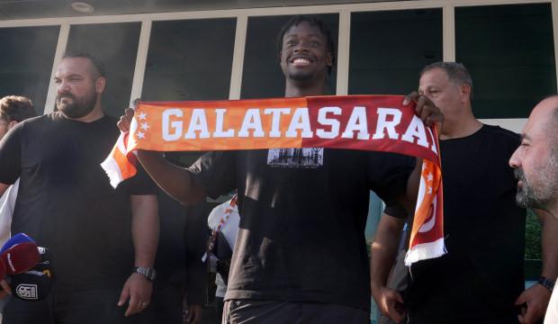 Galatasaray yeni transferini a&ccedil;ıkladı! El Chadaille Bitshiabu İstanbul'a geldi