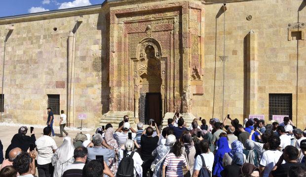Her g&uuml;n aynı saatte binler Sivas'a akın ediyor! 'Namaz kılan adam' g&ouml;lgesine yoğun ilgi