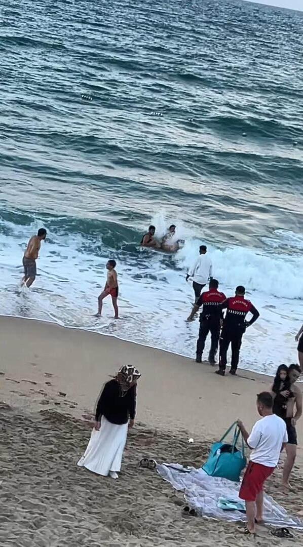 Arnavutköy'de dalgaların denize sürüklediği kişi hastanede hayatını kaybetti.