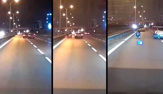 İstanbul'da trafik ter&ouml;r&uuml; kamerada: Otomobilin &ccedil;arptığı motosikletliler koşarak ka&ccedil;tı!