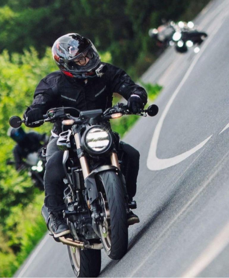 Yıldırım Ersan (30), motosiklet kullanırken.