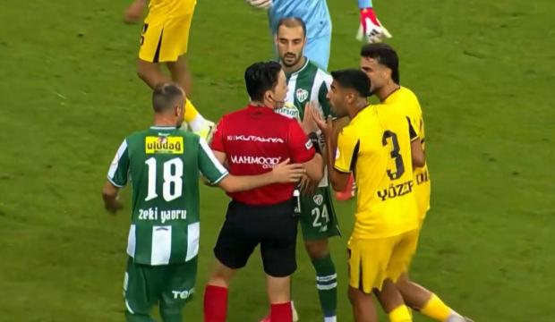 Kurallar alt&uuml;st oldu! Hakemin kararına futbolcular bile inanamadı