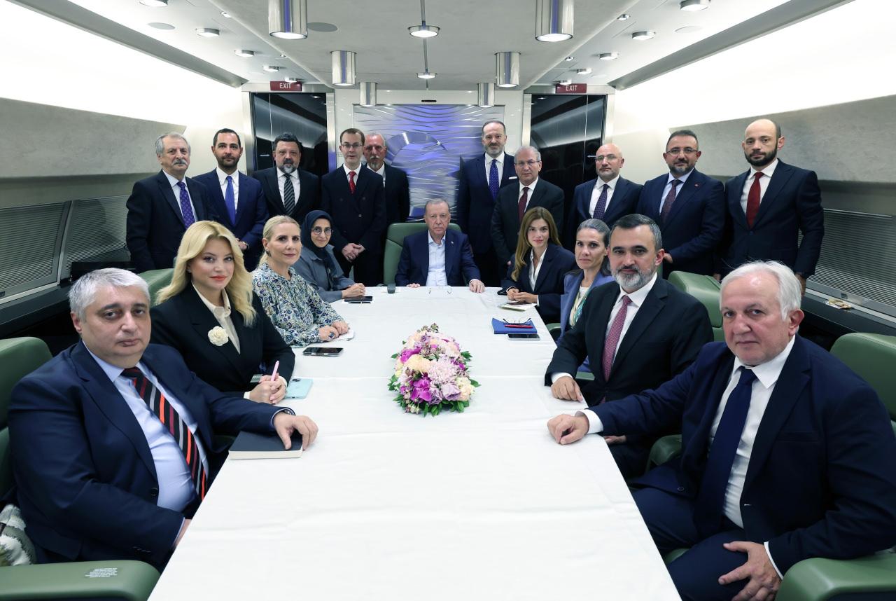 Cumhurbaşkanı Recep Tayyip Erdoğan, Kırgızistan'ın başkenti Bişkek'ten düzenlenen Şanghay İşbirliği Örgütü (ŞİÖ) Devlet Başkanları Zirvesi sonrası uçakta, gazetecilere açıklamalarda bulundu.