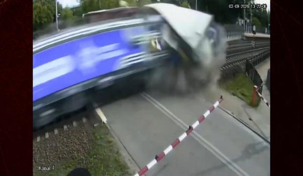 Hemzemin ge&ccedil;itte sıkışan tırı tren bi&ccedil;ti!