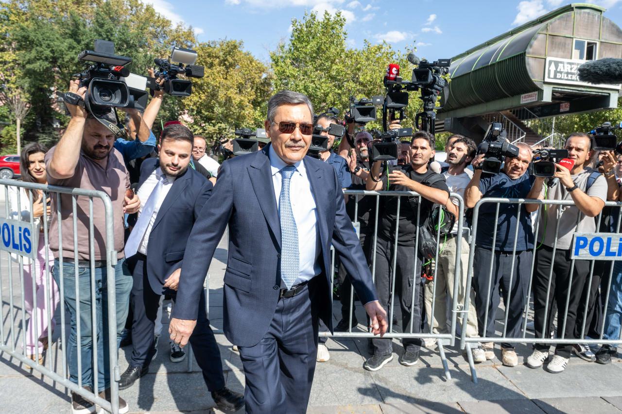 Melih Gökçek ifade vermesinin ardından basın mensuplarına açıklama yaptı. 