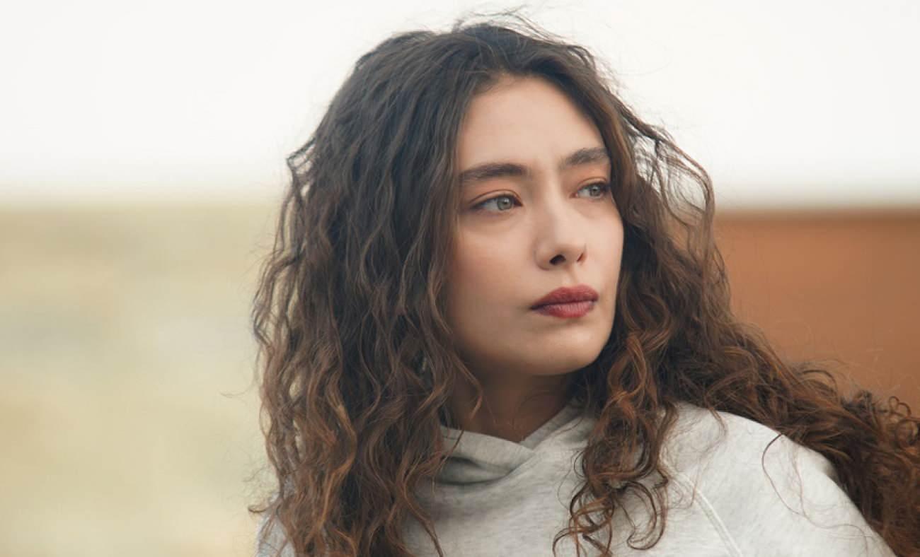 Neslihan Atag&uuml;l'&uuml;n fanlarını kızdıran karar! Yeni dizisindeki rol arkadaşını beğenmediler!