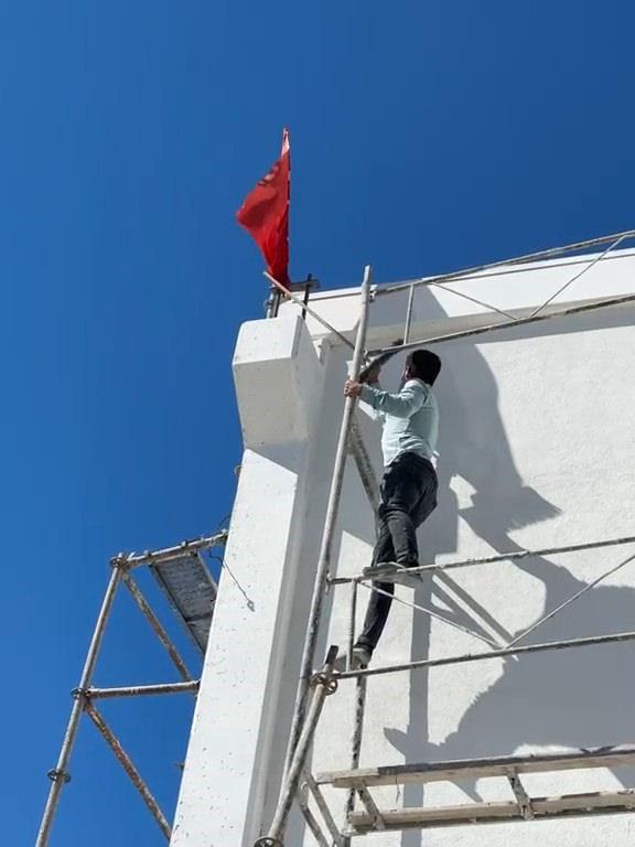 Ters dönen Türk bayrağını 10 metre yukarıya çıkarak düzelten vatandaş.