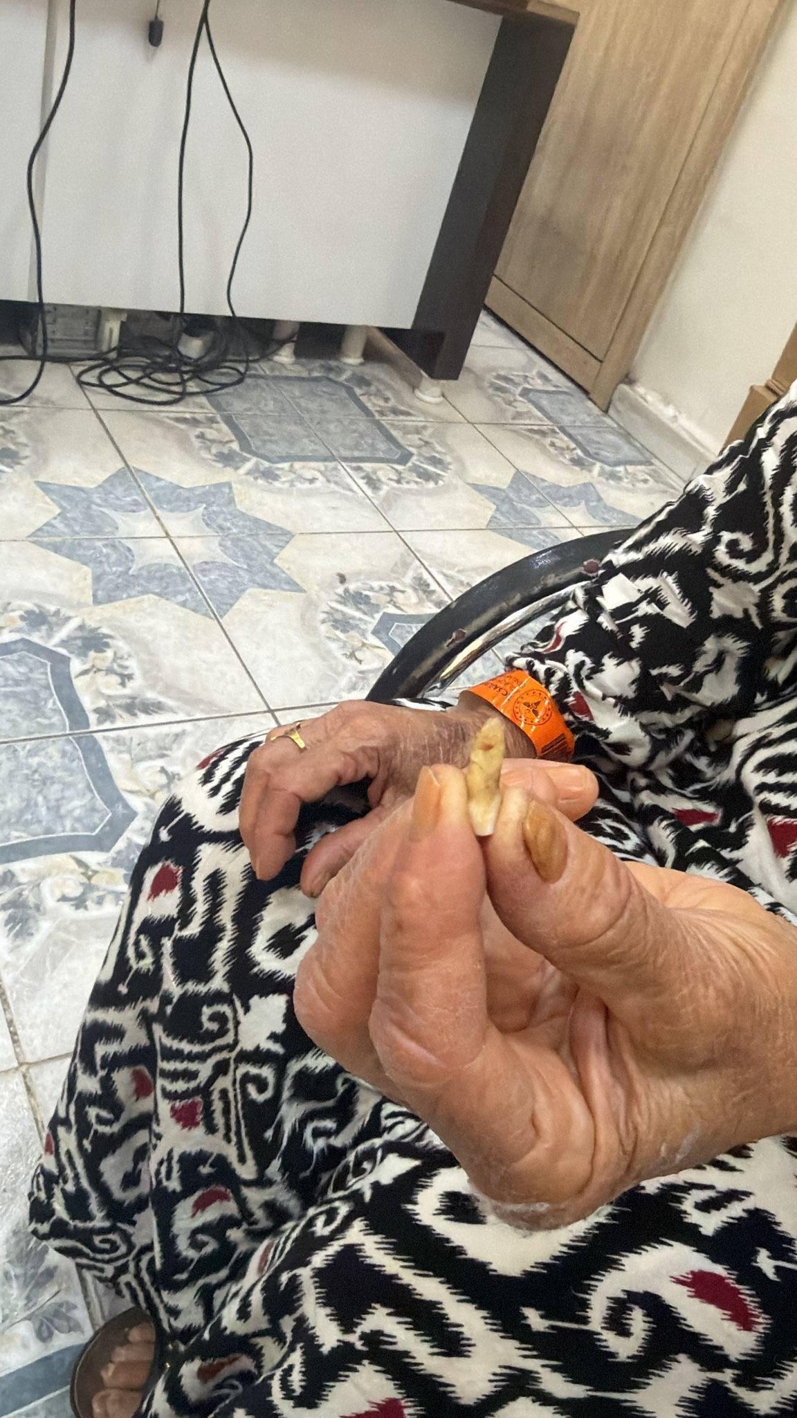 Saldırıya uğrayan kadın ağır yaralandı.