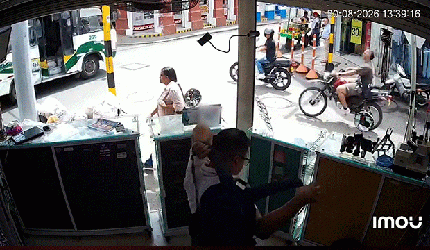 Kolombiya'da halk otob&uuml;s&uuml; ile motosiklet feci şekilde &ccedil;arpıştı