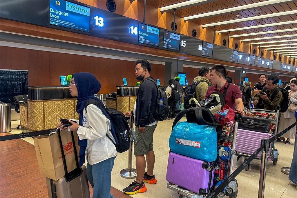 Yanardağ patlaması nedeniyle uçuşlar iptal edildi. İptallerin ardından havalimanındaki check-in alanları boş kalırken, yolcular bilet iadelerini almak için uzun kuyruklar oluşturdu.