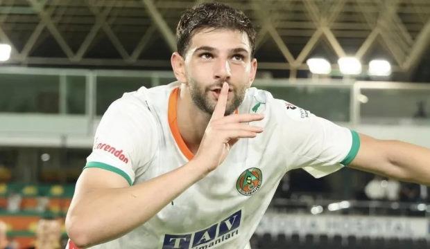 S&uuml;per Lig devleri peşindeydi! Beşiktaş 22'lik T&uuml;rk stoperi bitirdi