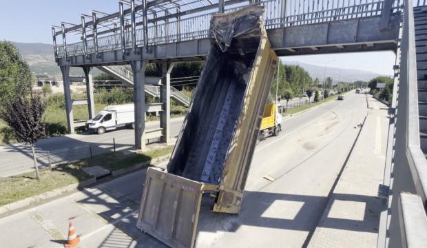 Tokat'ta korkutan kaza: Kamyonun kopan damperi &uuml;st ge&ccedil;itte asılı kaldı