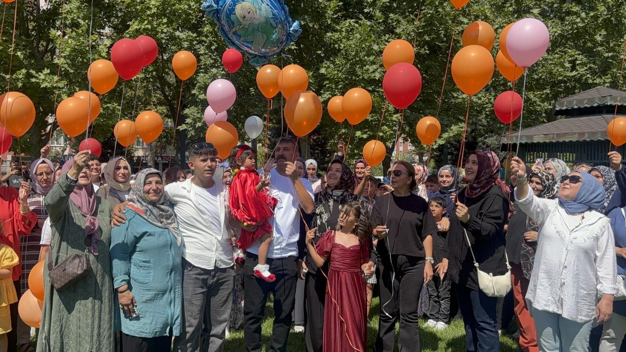 Balon bırakma etkinliğine katılan vatandaşlar.