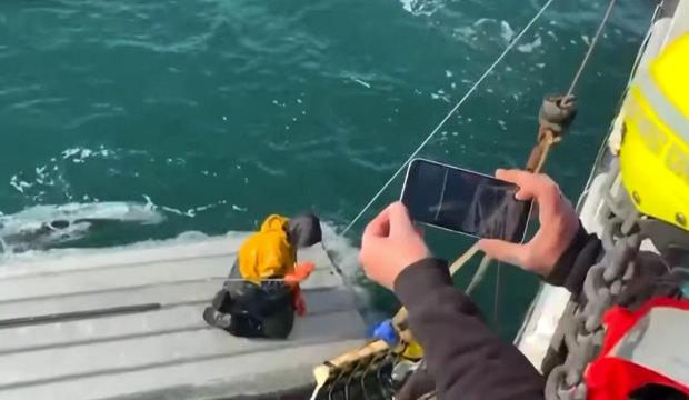 15 yaşındaki &ccedil;ocuk ters d&ouml;nm&uuml;ş teknenin &uuml;st&uuml;nde 2 g&uuml;n hayatta kaldı