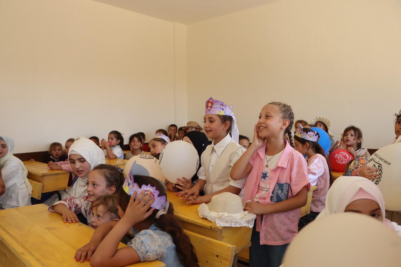 Öğrenciler sınıflarda yerini aldı. 