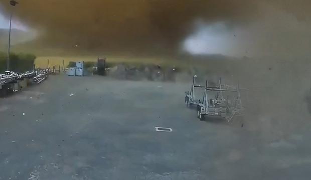 Hortum &ouml;n&uuml;ne gelen her şeyi savurdu