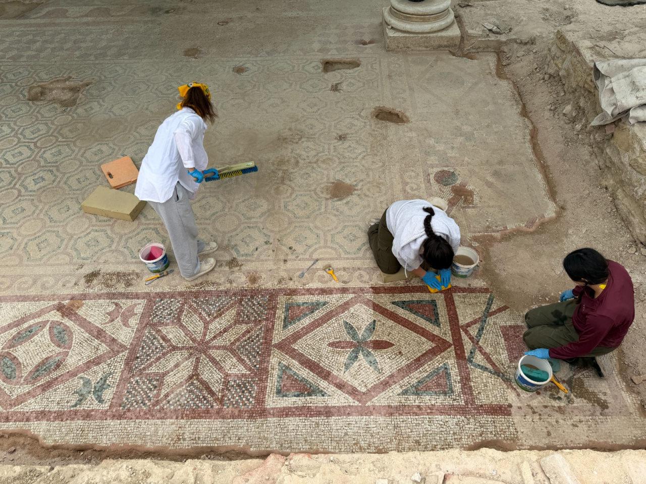 Mozaiğin 105 metrekarelik alanı ortaya çıkarıldı.