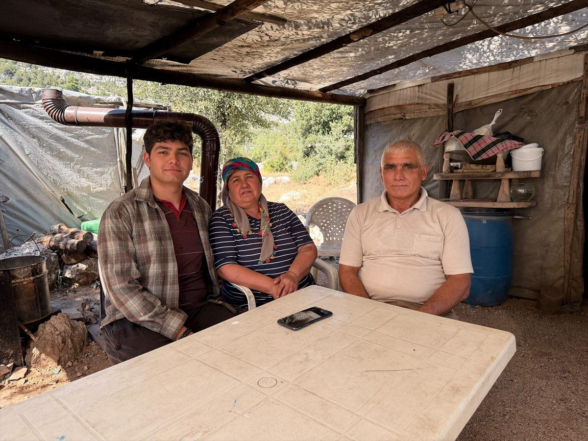 Ahmet Deniz, anne ve babasıyla birlikte.