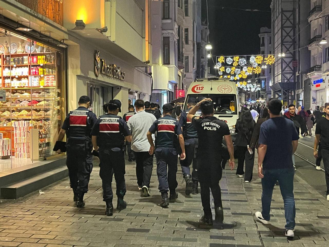 İstanbul Cumhuriyet Başsavcılığı koordinesinde yürütülen soruşturma kapsamında İstanbul merkezli düzenlenen ve 6 LGBTİ+ derneğini de kapsayan 'Ailem Güvende' operasyonunda 26 şüpheli gözaltına alındı.