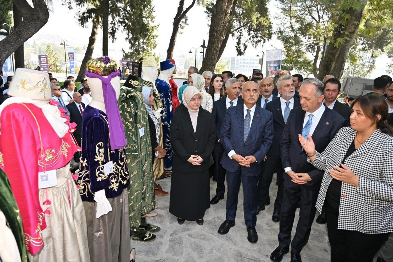 Protokol üyeleri Yaşayan Miras: Kahramanmaraş sergisini ziyaret etti.