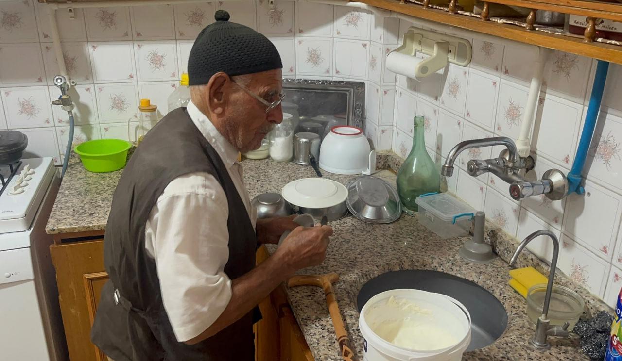 Ali Gül (100), bulaşık yıkıyor.