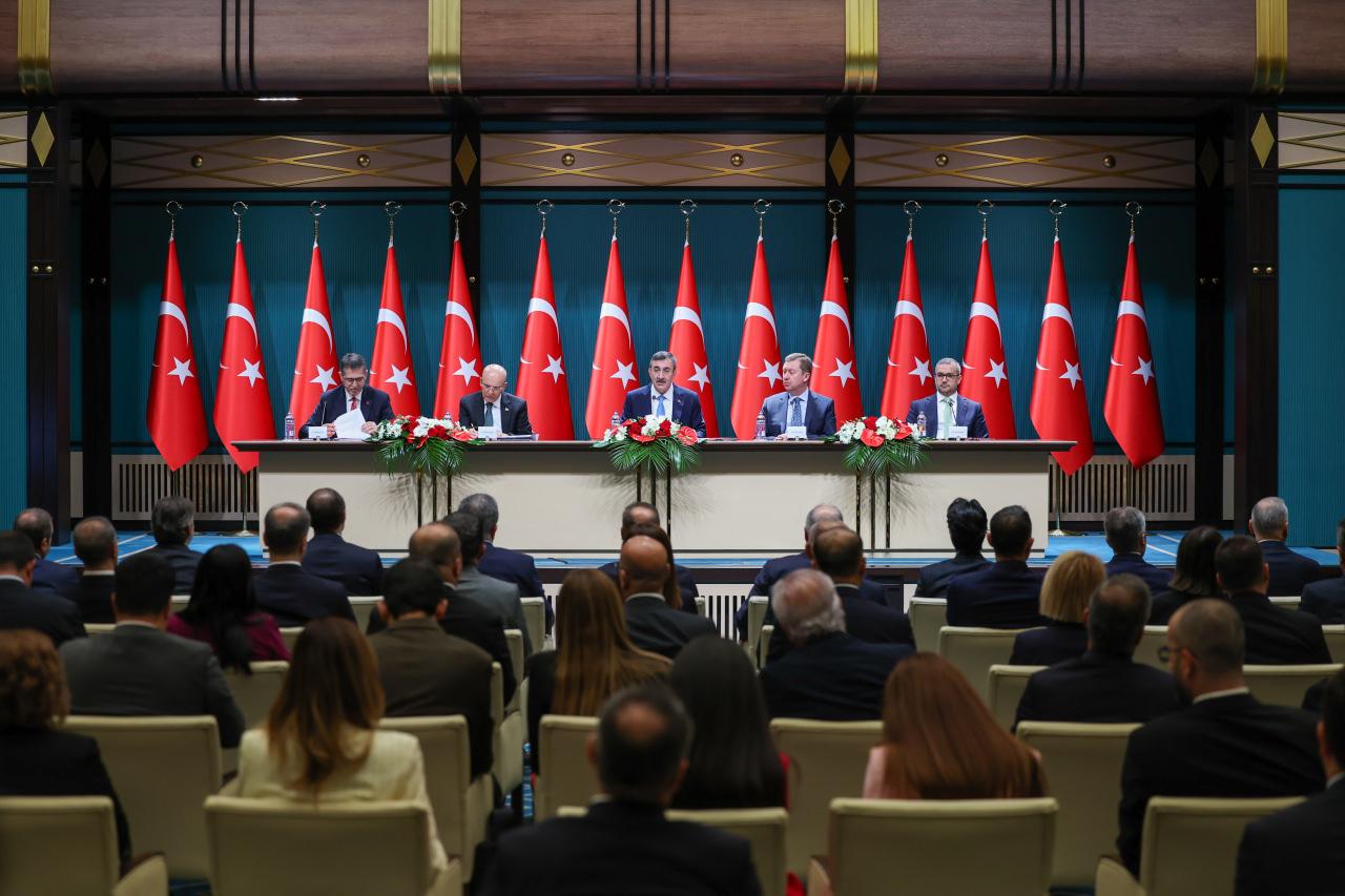 Cumhurbaşkanı Yardımcısı Cevdet Yılmaz, Cumhurbaşkanlığı Külliyesi'nde 2027-2029 dönemini içeren Orta Vadeli Program'ı (OVP) 6 Eylül'de açıkladı.