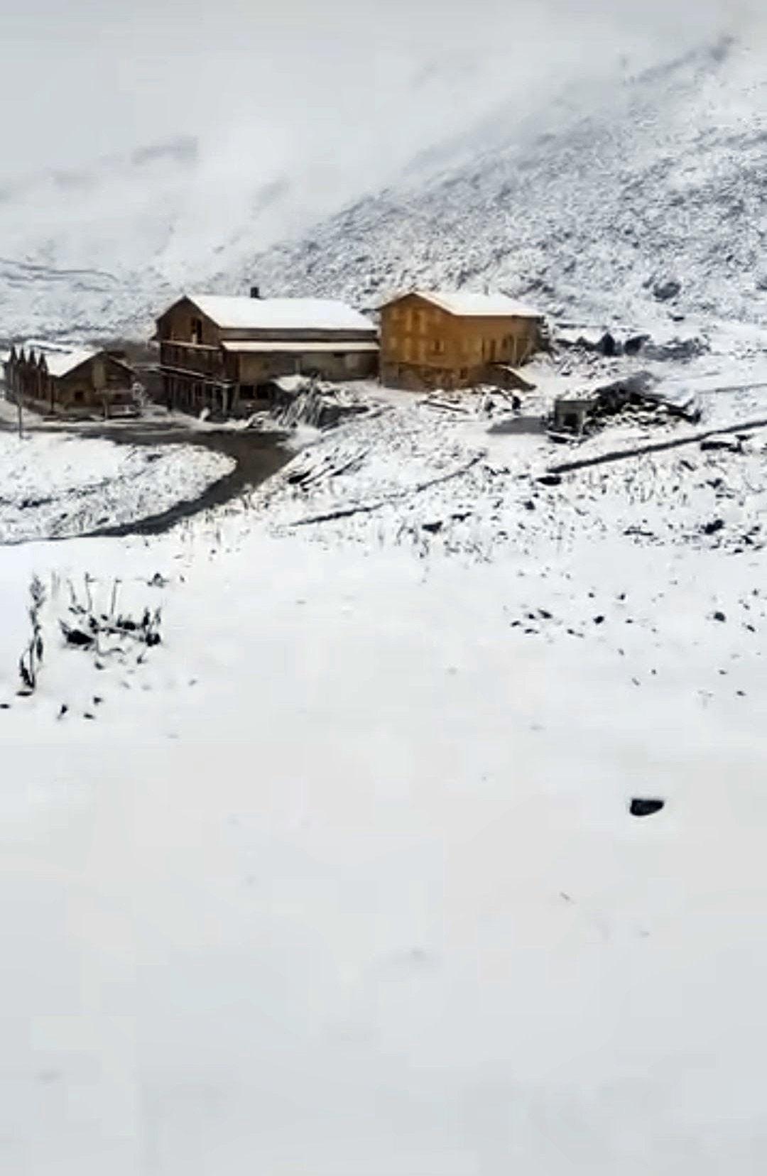 Rize'nin yaylalarında kar yağışı etkili oldu.