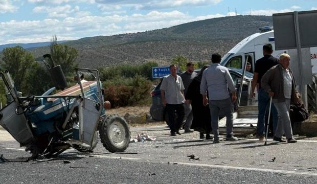 Akılalmaz kaza: Otomobil ile &ccedil;arpışan trakt&ouml;r ikiye b&ouml;l&uuml;nd&uuml;!
