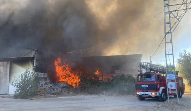 Antalya'da ambalaj deposunda &ccedil;ıkan yangın kontrol altına alındı