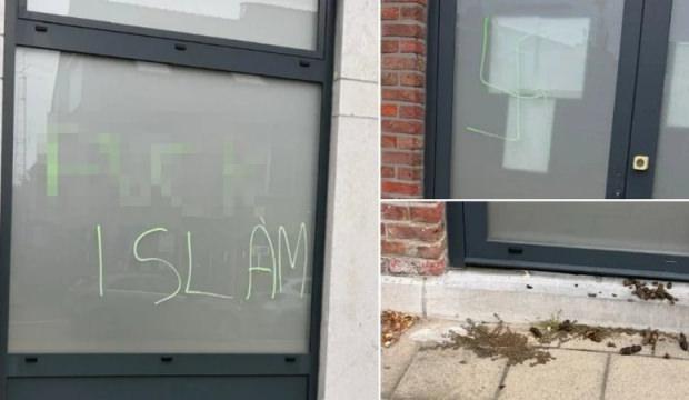 Avrupa'nın g&ouml;beğinde camiye al&ccedil;ak saldırı! K&ouml;pek pisliği d&ouml;kt&uuml;ler