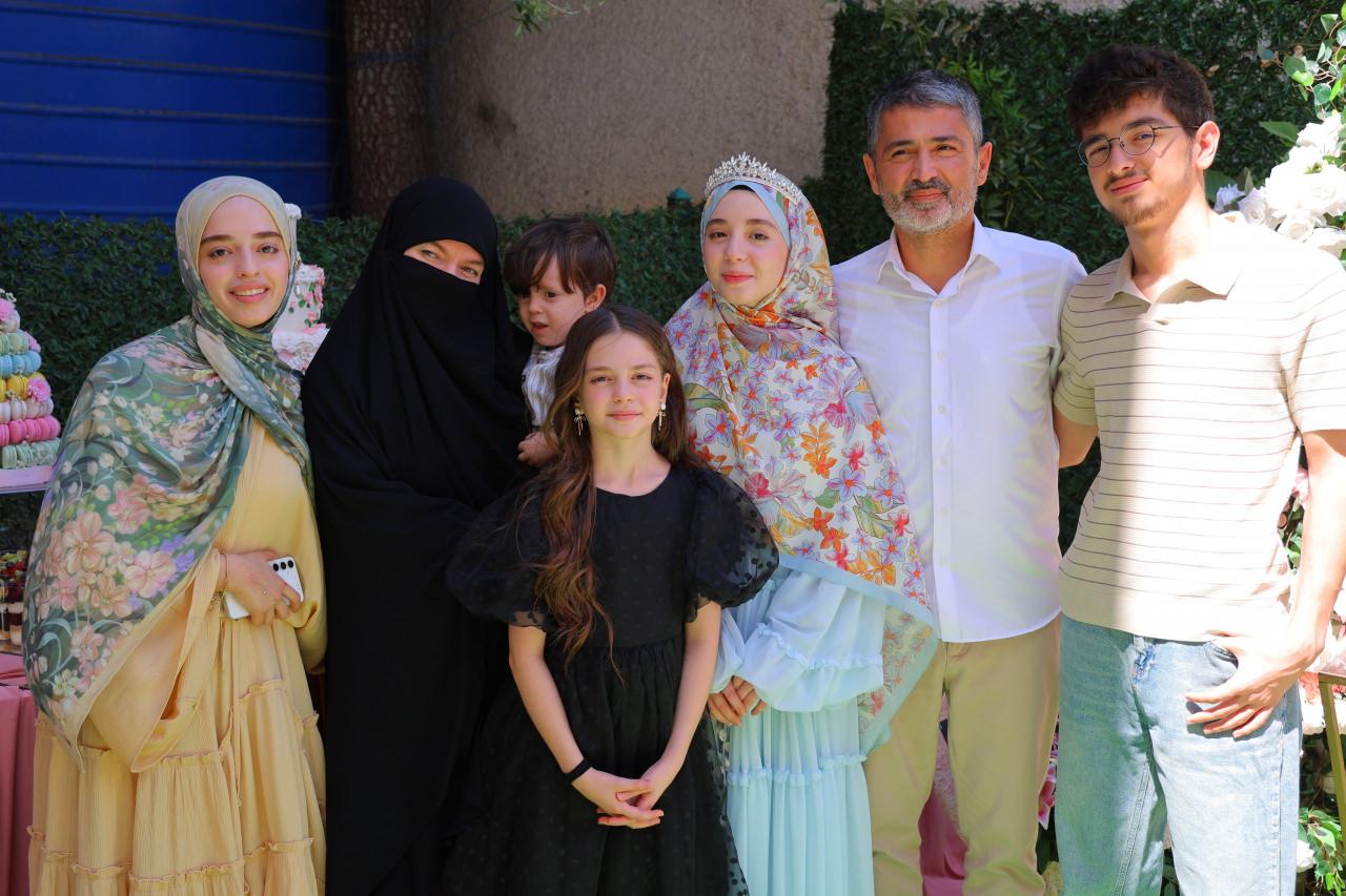 13 yaşındaki Fatma Zehra Köstü ve ailesi.