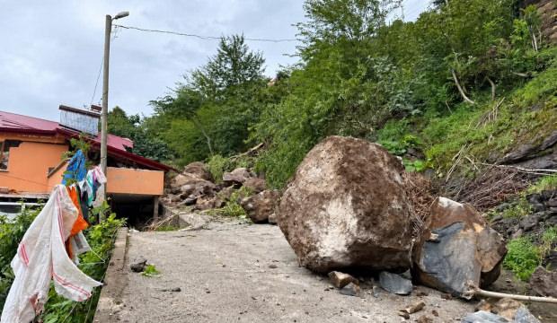 Trabzon'da korkutan anlar: Ev toprağın altında kaldı!