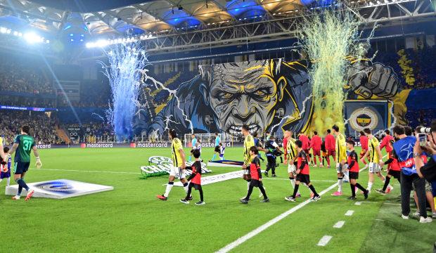 Fenerbah&ccedil;e taraftarından Şampiyonlar Ligi'nde koreografi! 'Ava geri d&ouml;nd&uuml;'