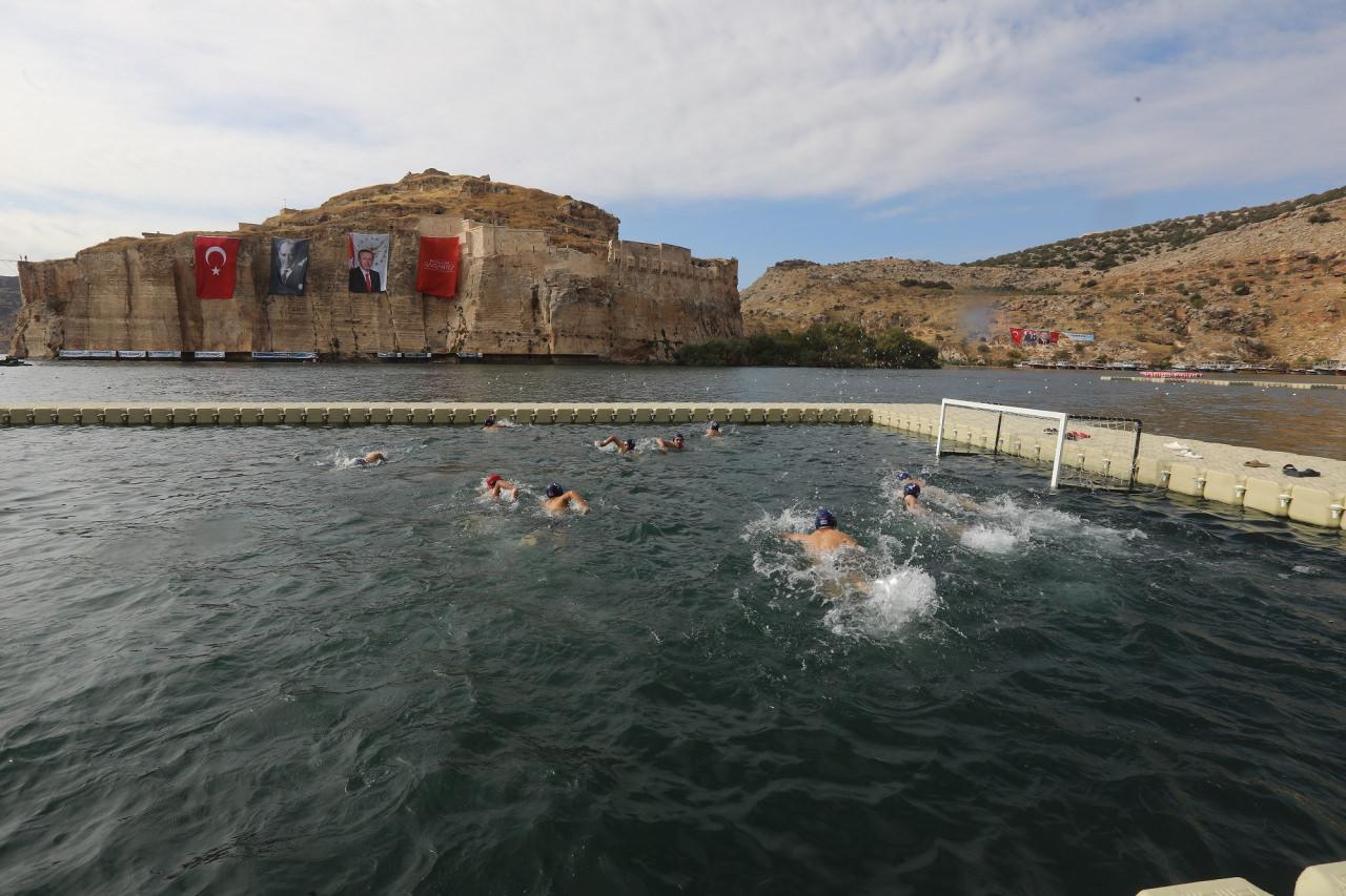 7'nci Uluslararası Rumkale Su Sporları Festivali'nde yüzme yarışı yapılıyor.