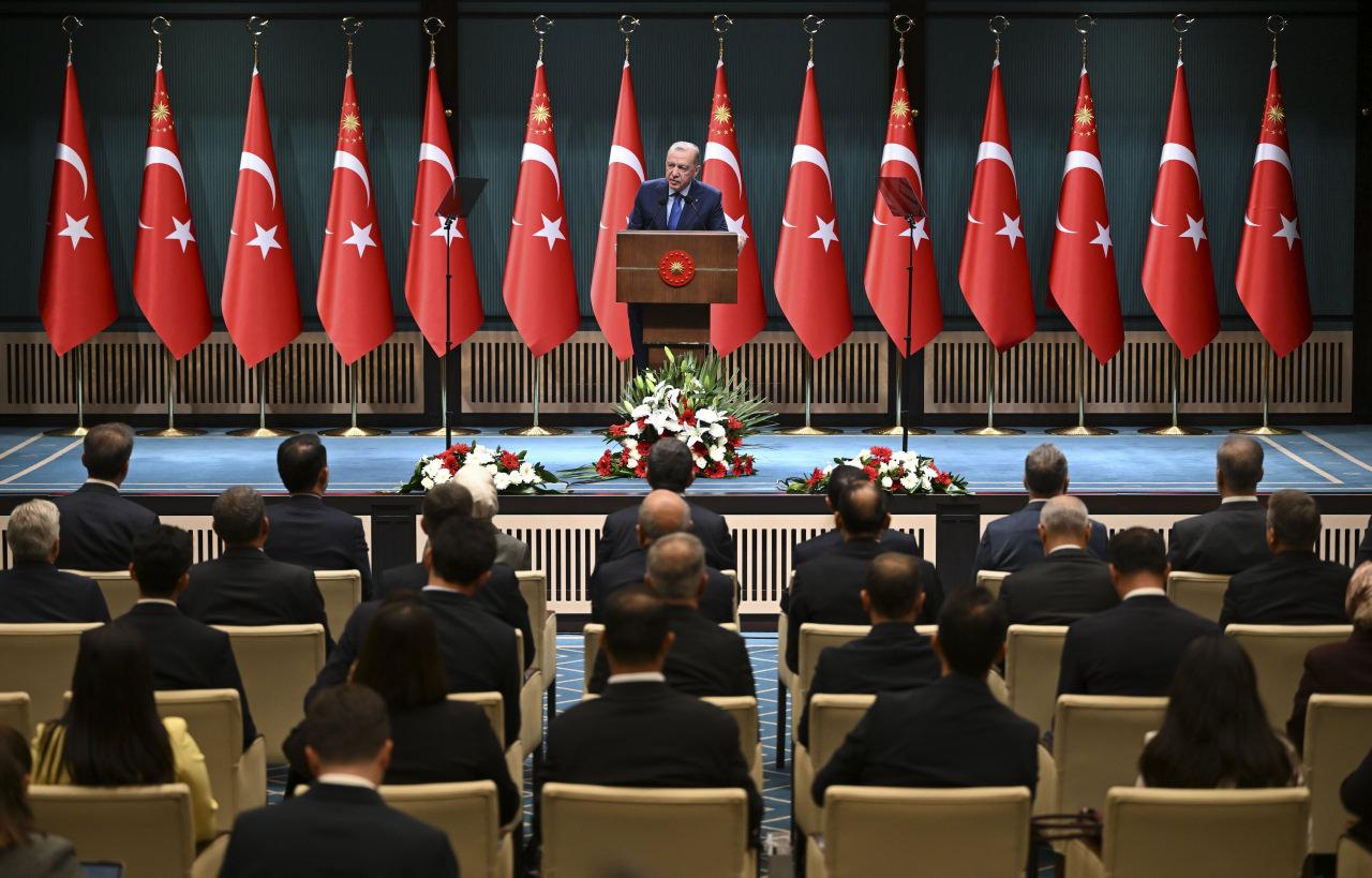 Cumhurbaşkanı Recep Tayyip Erdoğan başkanlığında gerçekleştirilen Cumhurbaşkanlığı Kabine Toplantısı sona erdi. Cumhurbaşkanı Erdoğan, toplantının ardından basın mensuplarına açıklamalarda bulundu.