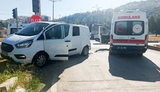 Kamyon kırmızı ışıkta duran minib&uuml;se &ccedil;arptı: 4 yaralı