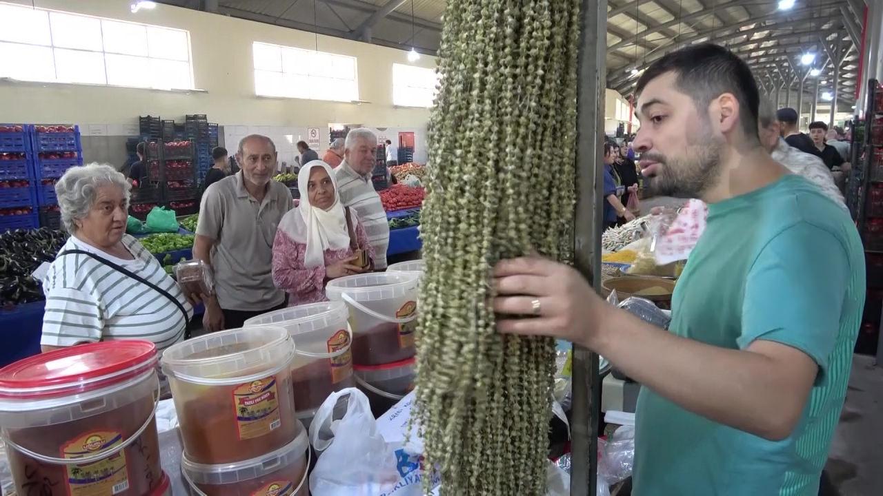 Pazara çıkan vataandaşlar ve bamya tezgahı