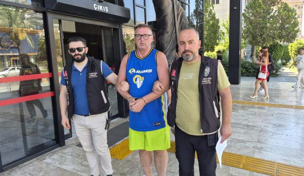 T&uuml;rk bayrağına t&uuml;k&uuml;ren İngiliz turist tutuklandı!