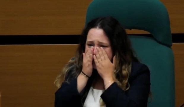 &Uuml;sk&uuml;dar'da nefes kesen se&ccedil;im: Se&ccedil;imi kaybeden CHP'li meclis &uuml;yesi h&uuml;ng&uuml;r g&uuml;ng&uuml;r ağladı