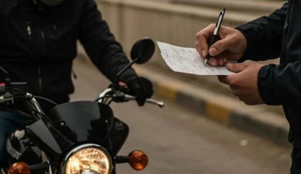 Polisten ka&ccedil;manın bedeli ağır oldu! Bir araba parası ceza yediler