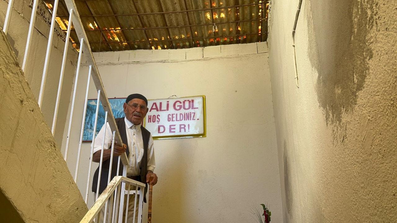 Ali Gül (100) evinde. 