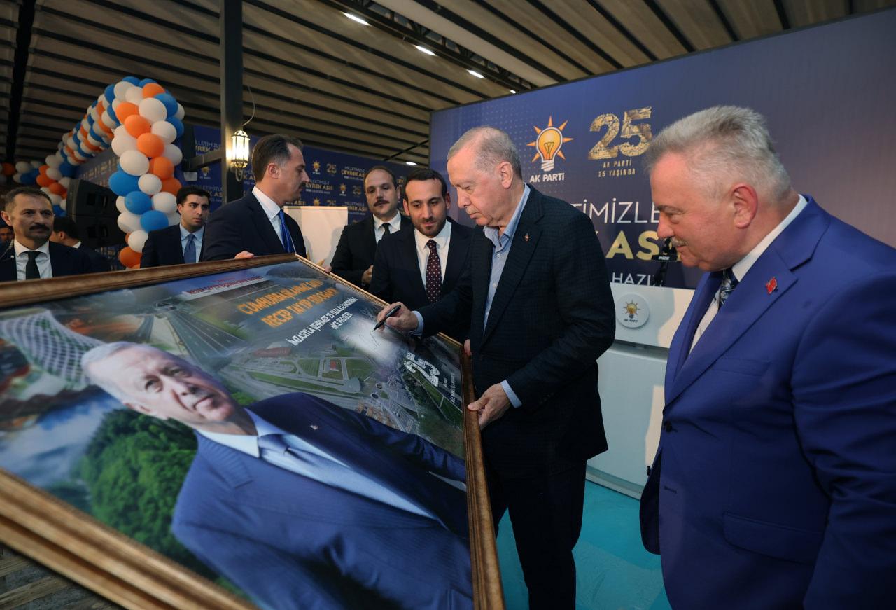 Cumhurbaşkanı ve AK Parti Genel Başkanı Recep Tayyip Erdoğan, Rize'deki temasları kapsamında partisinin Genişletilmiş İl Danışma Meclis Toplantısı'na katıldı.