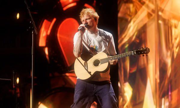 Ed Sheeran sahnede Filistin i&ccedil;in ağladı! D&uuml;nyaca &uuml;nl&uuml; yıldızdan sahnede İsrail'e tepki