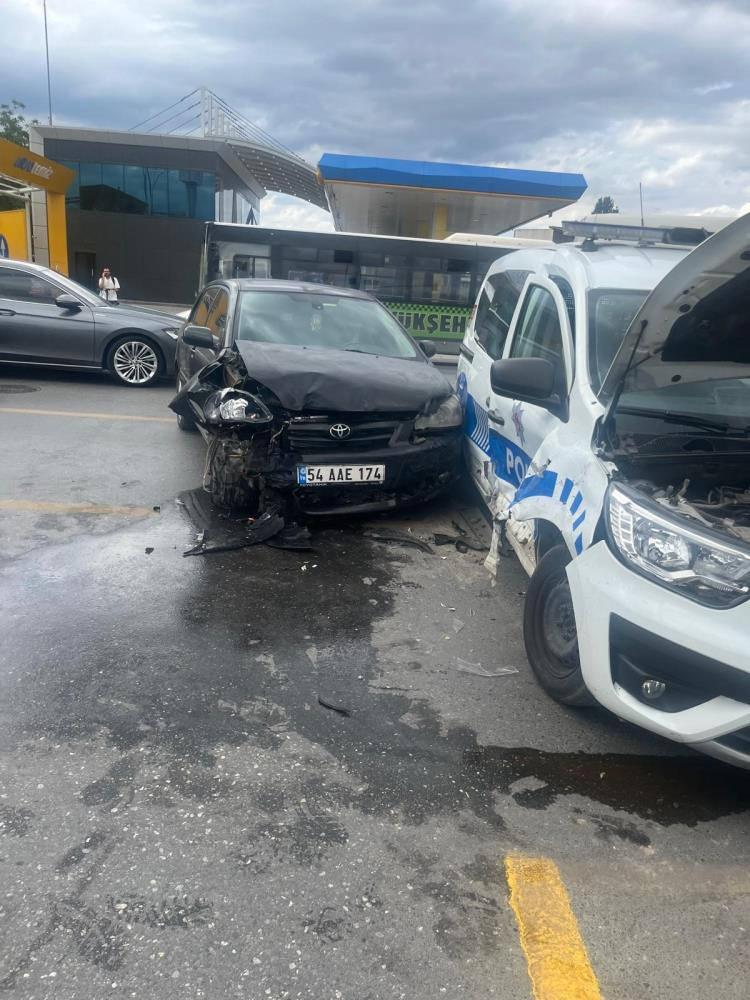 Polis aracı ile otomobil çarpıştı: 2'si polis, 5 yaralı