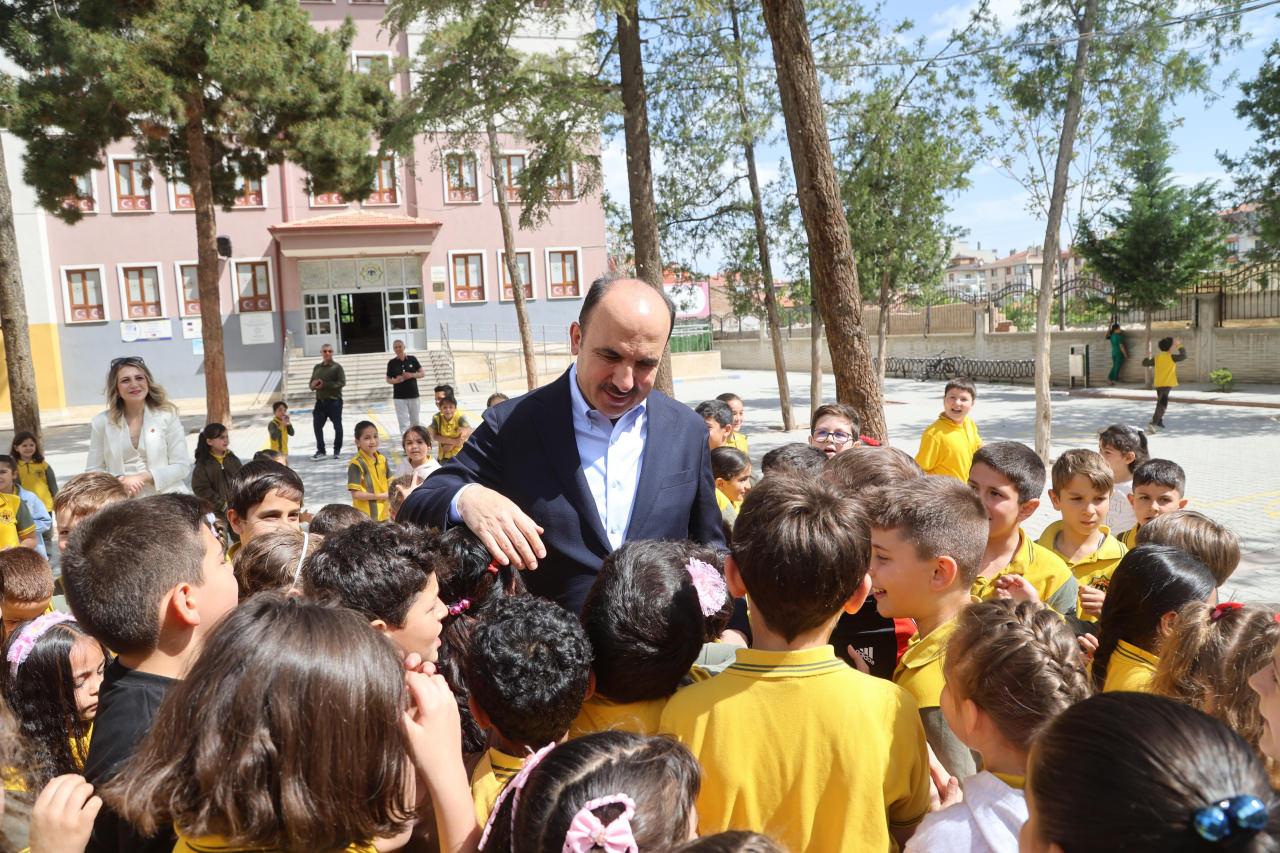 Konya Büyükşehir Belediye Başkanı Uğur İbrahim Altay, çocuklarla birlikte. 
