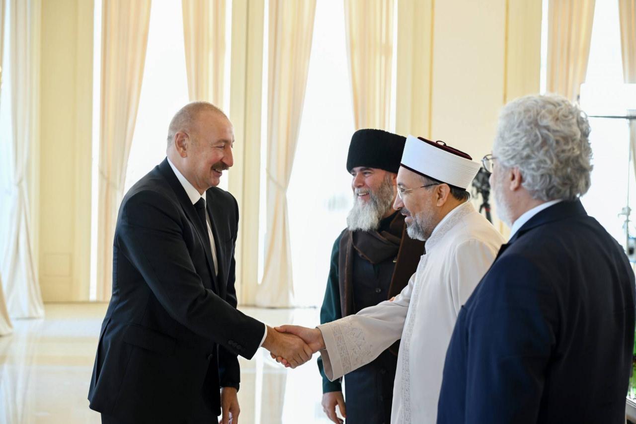 Azerbaycan Cumhurbaşkanı İlham Aliyev, çeşitli etkinliklere katılmak için Azerbaycan'da bulunan dini liderler ve kanaat önderleriyle Bakü'de bir araya geldi. Toplantıda Diyanet İşleri Başkanı Prof. Dr. Safi Arpaguş'da hazır bulundu.