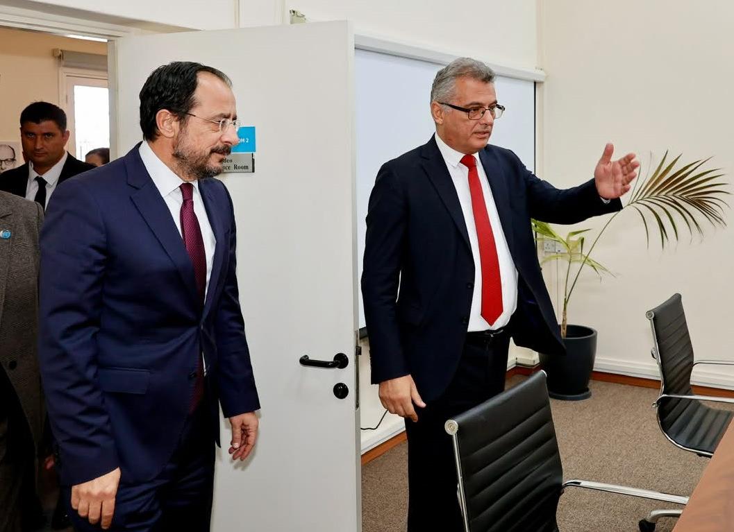 Kuzey Kıbrıs Türk Cumhuriyeti (KKTC) Cumhurbaşkanı Tufan Erhürman (sağda), Güney Kıbrıs Rum Yönetimi (GKRY) Lideri Nikos Hristodulidis (solda) ile Birleşmiş Milletler (BM) kontrolündeki ara bölgede bir araya geldi.