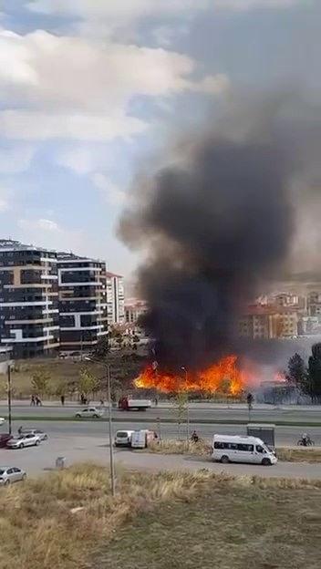 Sivas'ta akaryakıt istasyonu yanında çıkan yangın paniğe neden oldu.
